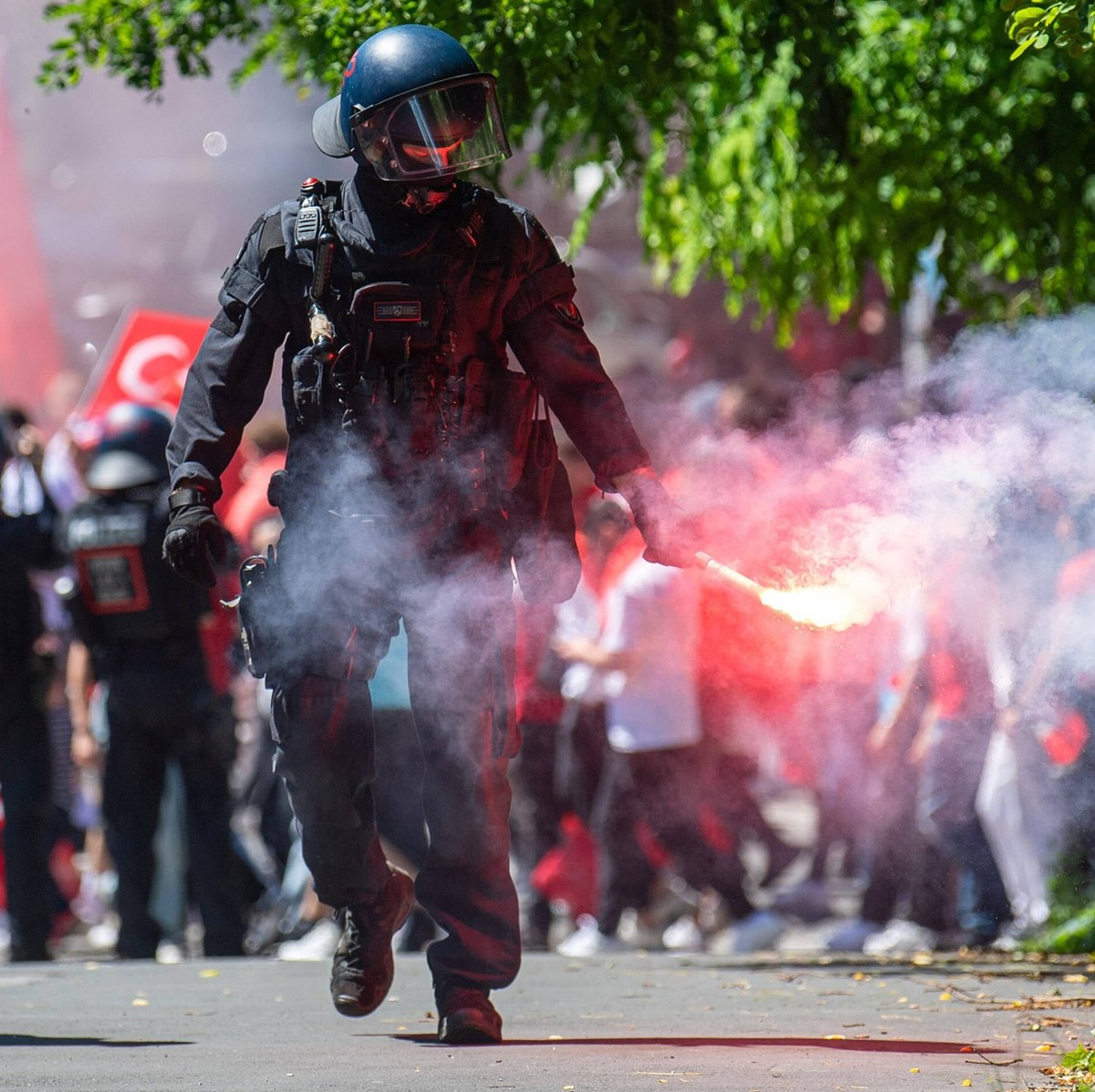 Auch das gehört bei der EM dazu: Pyro aufräumen. (Hier in Dortmund in der Vorrunde.)