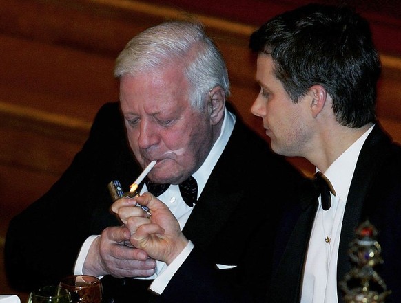 HAMBURG, GERMANY - FEBRUARY 17: Denmark&#039;s Crown Prince Frederik (R) gave former German Chancellor Helmut Schmidt a light for his cigarette at the Mattiae feast on February 17, 2006 in Hamburg, no ...