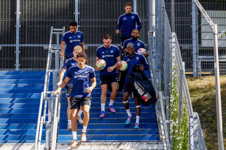 Jonas David Xavier Amaechi Bent Andresen Valon Zumberi Ogechika Heil Opoku Aaron Sonny Kittel HSV auf dem Weg zum Trainingsplatz Deutschland , Hamburg , Volkspark , 2. Fussball Bundesliga , Training d ...