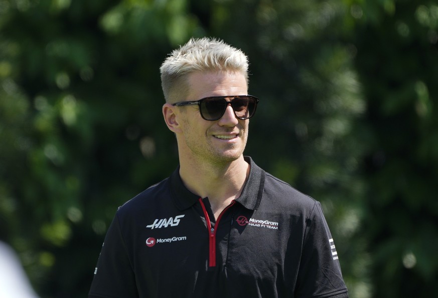 15.09.2023, Singapur: Motorsport: Formel-1-Weltmeisterschaft, Grand Prix von Singapur,1. Freies Training: Nico Hülkenberg aus Deutschland von Team Haas trifft an der Rennstrecke ein. Der Großen Preis  ...