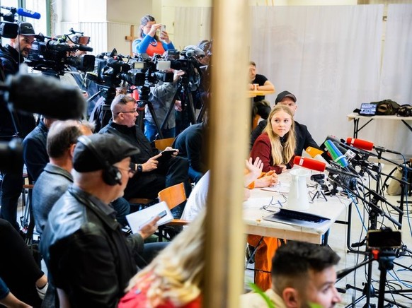 24.05.2023, Berlin: Aimee van Baalen (r), Sprecherin der Letzten Generation, nimmt an einer Pressekonferenz der Letzten Generation in der Reformationskirche in Berlin-Moabit teil, wobei Medienvertrete ...