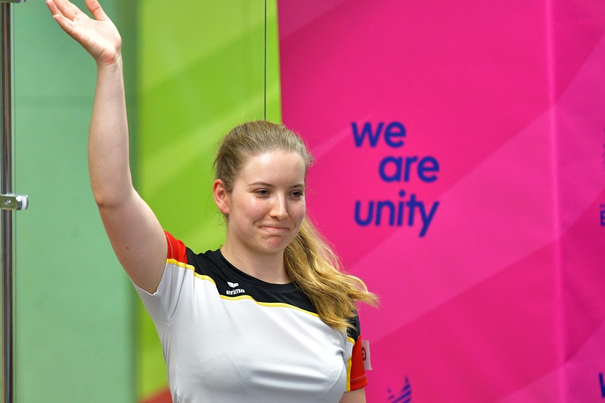 ARCHIV - 26.06.2023, Polen, Breslau: Europaspiele: 25 m Standardpistole, Finale, Frauen: Die Drittplatzierte Doreen Vennekamp aus Deutschland winkt. Vennekamp wurde in Baku Weltmeisterin. (zu dpa: �Do ...