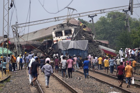03.06.2023, Indien, Balasore: Rettungskräfte arbeiten an der Unfallstelle nach einem schweren Zugunglück im indischen Bundesstaat Odisha. Nach einem der schwersten Zugunglücke Indiens ist die Zahl der ...