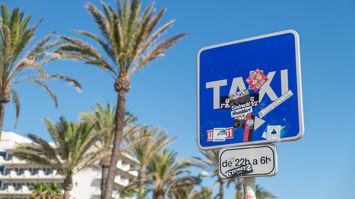 20200626 Playa de Palma PALMA DE MALLORCA, SPAIN - JUNE 26 2020 : Taxi Sign at - Playa de Palma on June 26, 2020 in Palma de Mallorca, . Palma de Mallorca Baleares Spain *** 20200626 Playa de Palma PA ...