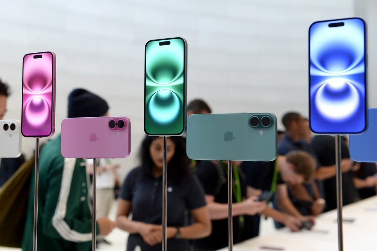 09.09.2024, USA, Cupertino: Geräte des neuen Modells iPhone 16 sind nach der Vorstellung im Apple-Hauptquartier zu sehen. Foto: Andrej Sokolow/dpa +++ dpa-Bildfunk +++