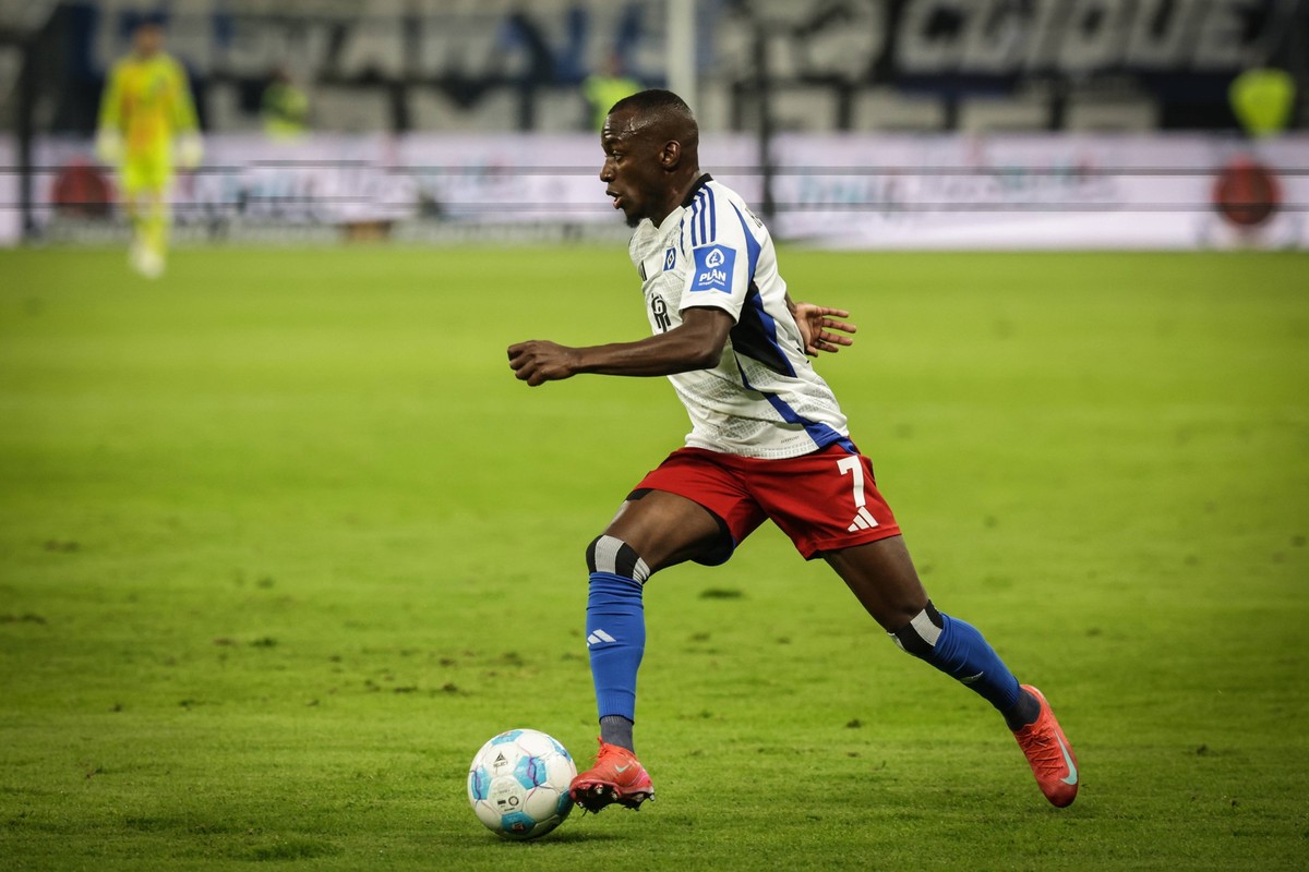 GER,xFSx, Hamburg, HSV , 2. Bundesliga , Fussball, DFB, Hamburger SV vs SV Elversberg , im Hamburger Volksparkstadion , 28.03.2025 , v.l. Jean-Luc Dompe Hamburger SV , 7 am Ball, Freisteller, Einzelbi ...