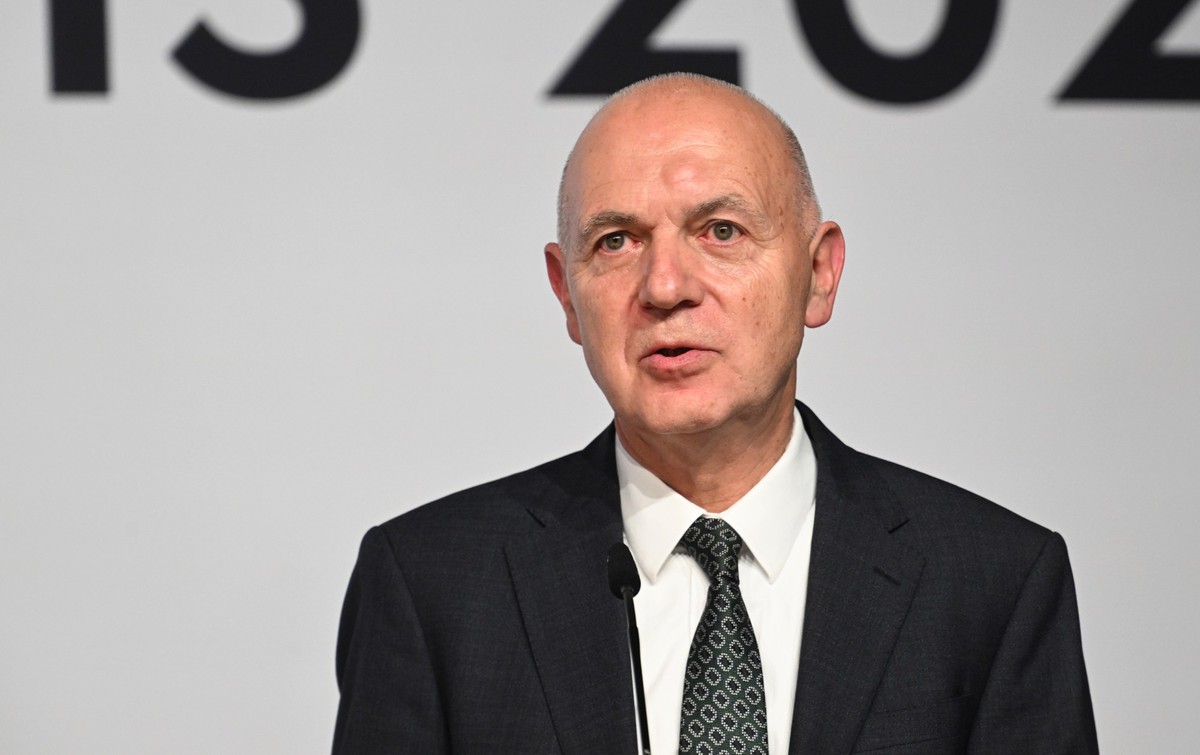 13.10.2024, Bayern, München: Der DFB-Präsident Bernd Neuendorf steht bei der Verleihung des Julius-Hirsch-Preises im Gemeindezentrum der Israelitischen Kultusgemeinde München und Oberbayern auf der Bü ...