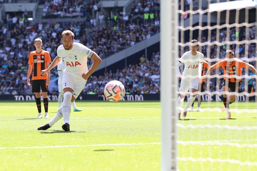 Tottenham Hotspur v Shakhtar Donetsk 06 August 2023, London - Pre season friendly - Tottenham Hotspur v Shakhtar Donetsk - Harry Kane of Tottenham Hotspur scores the first goal from the penalty spot - ...