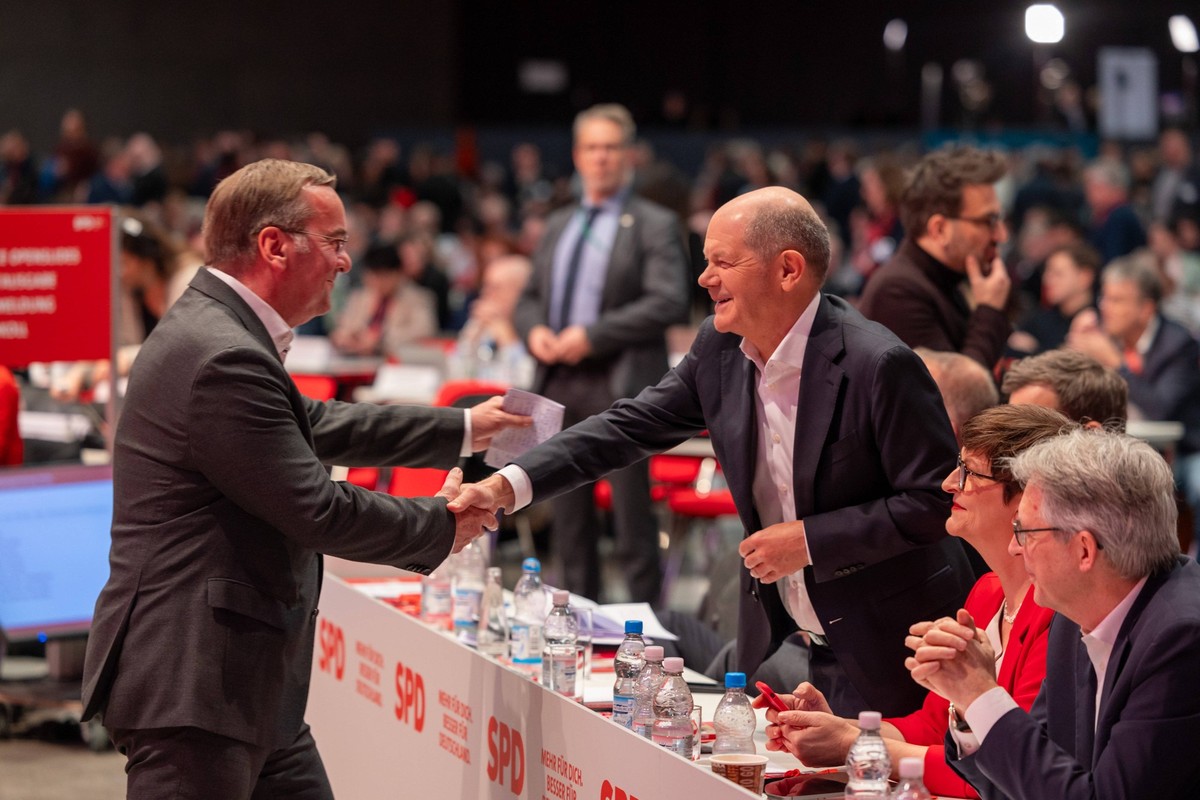 Au�erordentlicher Bundesparteitag der SPD im CityCube Berlin vor Neuwahl des Bundestages Verteidigungsminister Boris Pistorius geht nach dem Ende seiner Rede auf Olaf Scholz direkt zum Bundeskanzler.  ...