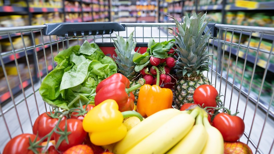 ARCHIV - 17.01.2023, Sachsen, Dresden: Ein Einkaufskorb mit Obst und Gemüse steht in einem Supermarkt. Auch im Supermarkt wurde in den vergangenen Monaten vieles teurer. Immerhin: Bei Obst und Gemüse  ...