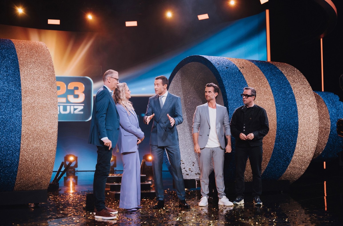 ARD/NDR DAS QUIZ 2023, &quot;Der Jahresrückblick zum Mitraten und Mitspielen&quot;, am Samstag (30.12.23) um 20:15 Uhr im ERSTEN.
Moderator Kai Pflaume wird von seinen Gästen begrüßt (Günther Jauch, B ...