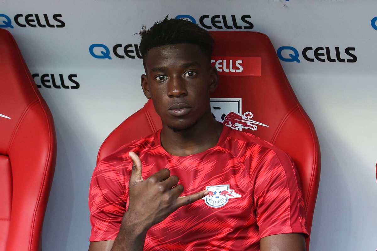 Nordi Mukiele surft jetzt für RB Leipzig auf der rechten Abwehrseite. 