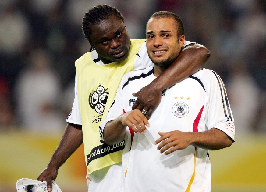 Gerald Asamoah (l.) tröstet David Odonkor nach dem Halbfinal-Aus gegen Italien.&nbsp;