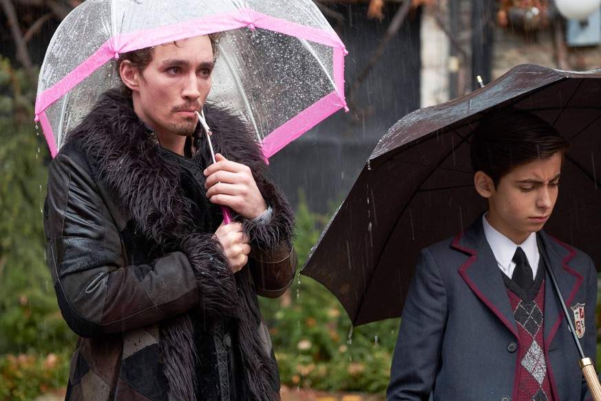 THE UMBRELLA ACADEMY, from left: Robert Sheehan, Aidan Gallagher, Pilot , Season 1, ep. 101, aired Feb. 15, 2019. photo: Christos Kalohoridis / Netflix / Courtesy: Everett Collection ACHTUNG AUFNAHMED ...