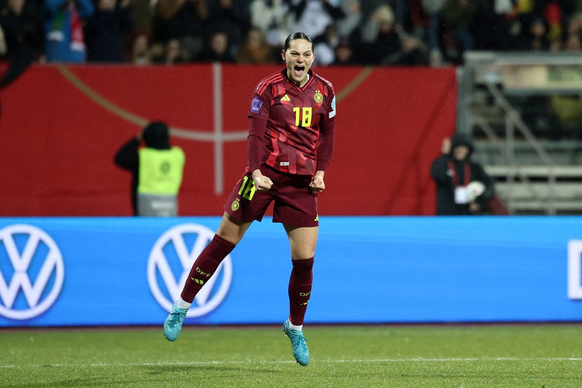 25.02.2025, Bayern, N�rnberg: Fu�ball, Frauen, Nations League A Frauen, Deutschland - �sterreich, Gruppenphase, Gruppe 1, Spieltag 2, Max-Morlock-Stadion, Deutschlands Giovanna Hoffmann bejubelt ihr T ...