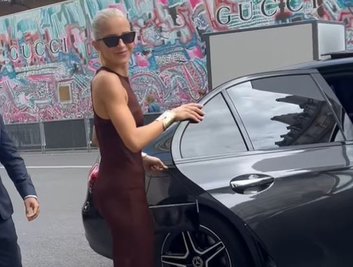 Caro Daur trägt ihr Kleid in der Öffentlichkeit wohl doch mit Sichtschutz.