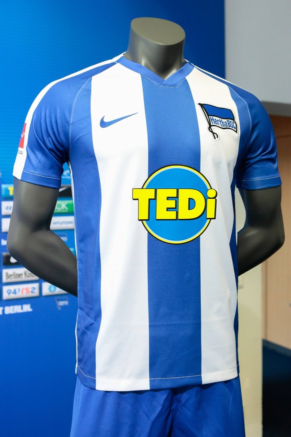 01.07.2019, xtgx, Fussball 1.Bundesliga, Hertha BSC Berlin Pressekonferenz emspor, v.l. Hertha Heimtrikot Trikot der Saison 2019 2020 (DFL/DFB REGULATIONS PROHIBIT ANY USE OF PHOTOGRAPHS as IMAGE SEQU ...