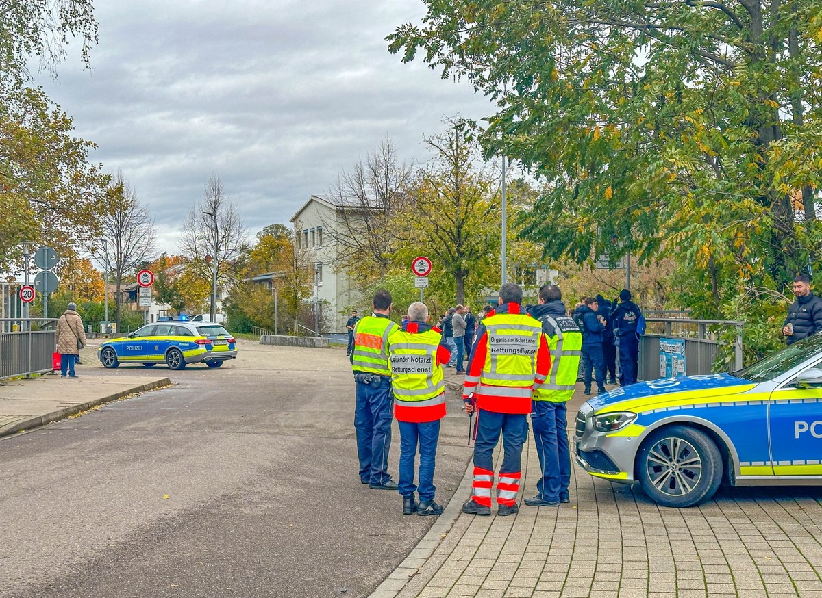 09.11.2023, Baden-Württemberg, Offenburg: Bei einem Großeinsatz der Polizei an einer Schule ist ein Tatverdächtiger festgenommen worden. Die Schüler seien zur ihrer Sicherheit in ihren Klassenräumen,  ...