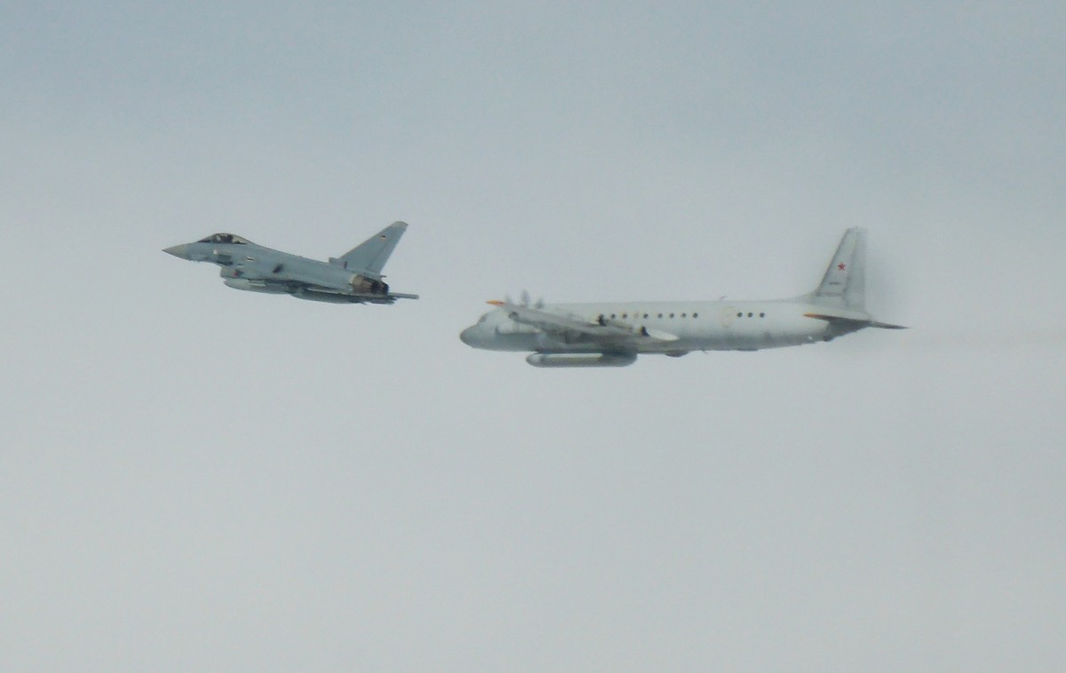 HANDOUT - 05.06.2025, ---: Dieses von der Luftwaffe zur Verf�gung gestellte Foto zeigt einen Eurofighter der Bundeswehr (l) und ein russisches Aufkl�rungsflugzeug. Zwei Eurofighter der Bundeswehr sind ...