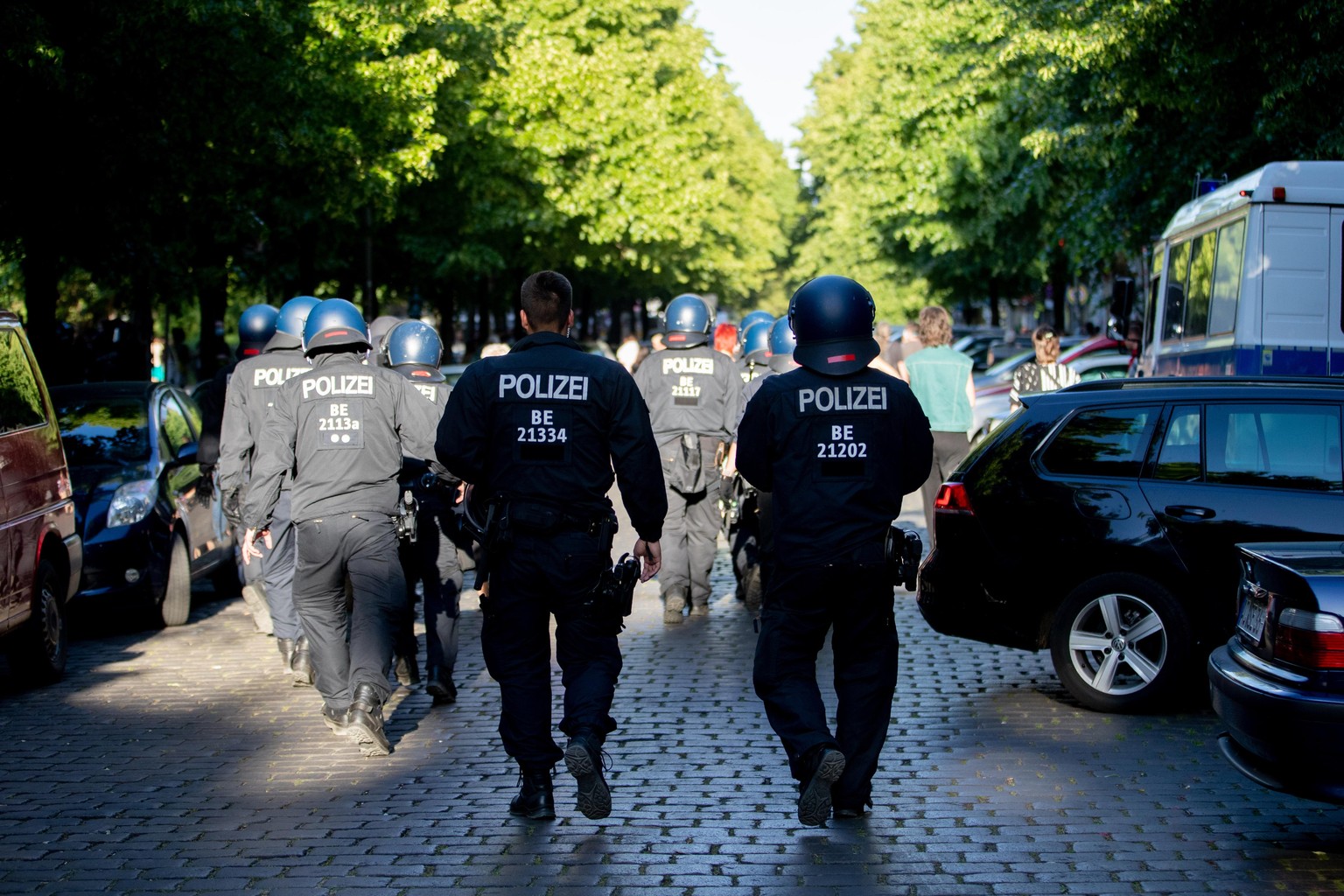 ARCHIV - 02.06.2020, Berlin: Polizisten gehen bei einer Demonstration durch eine Straße. Die Berliner Polizei werde am Wochenende mit Hunderten Beamten im Einsatz sein. (zu &quot;Berlin am Wochenende: ...