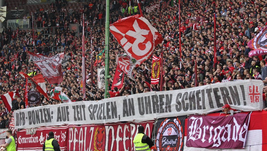 06.04.2019, xklex, Fussball 3.Liga, 1.FC Kaiserslautern - VfR Aalen emspor, v.l. Die Fans des 1.FC Kaiserslautern mit einem Spruchbanner (DFL/DFB REGULATIONS PROHIBIT ANY USE OF PHOTOGRAPHS as IMAGE S ...