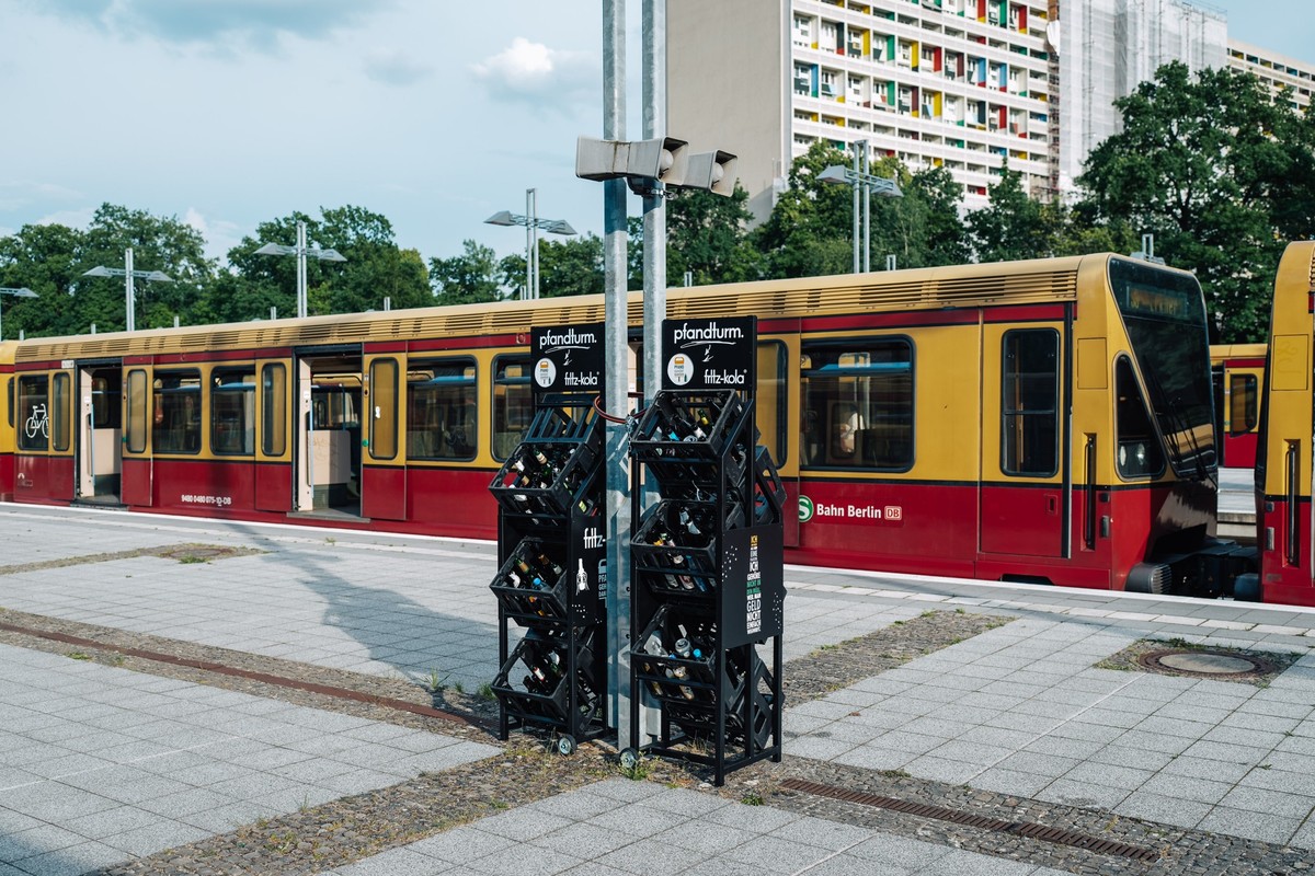 Die Pfandtürme sorgen für weniger Müll und das Pfand kann leicht gespendet werden.