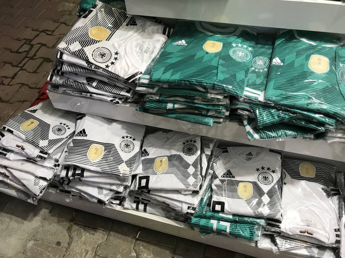 Massenware: Gefälschte Fußballtrikots auf einem Basar in Südosteuropa