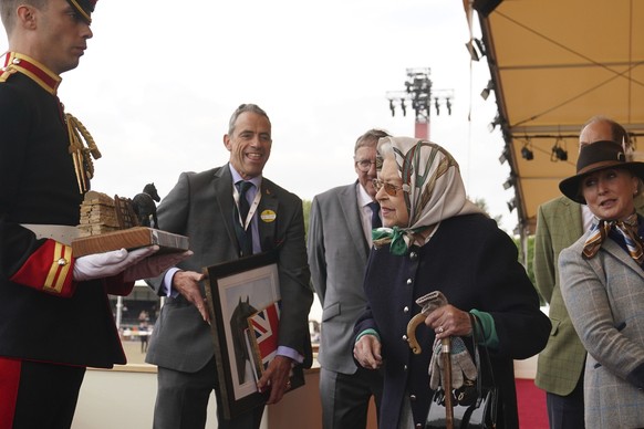 13.05.2022, Gro�britannien, Windsor: Die britische K�nigin Elizabeth II. (2.v.r) betritt die k�nigliche Loge bei der Royal Windsor Horse Show. Queen Elizabeth II. hat bei der Royal Windsor Horse Show  ...