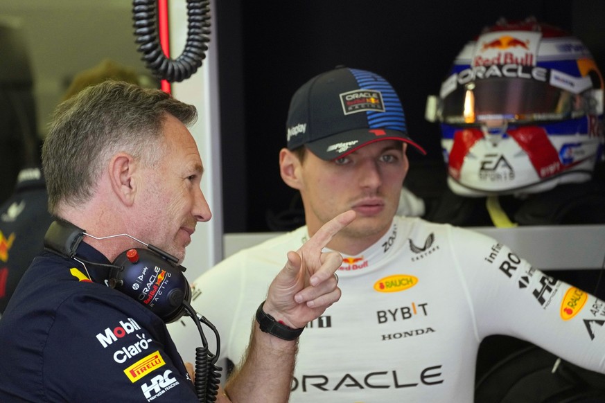 ARCHIV - 01.03.2024, Bahrain, Sakhir: Motorsport: Formel-1-Weltmeisterschaft, Grand Prix von Bahrain, 3. Freies Training. Teamchef Christian Horner (l) vom Team Oracle Red Bull Racing und Max Verstapp ...