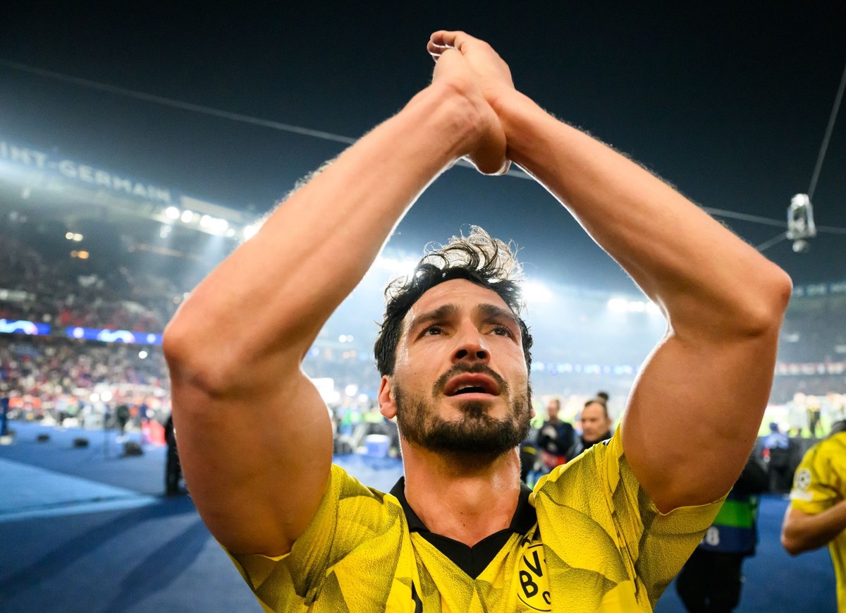 ARCHIV - 07.05.2024, Frankreich, Paris: Fu§ball: Champions League, Paris Saint-Germain - Borussia Dortmund K.o.-Runde, Halbfinale, Rückspiele. Dortmunds Mats Hummels jubelt nach dem Sieg. (zu dpa: «Me ...