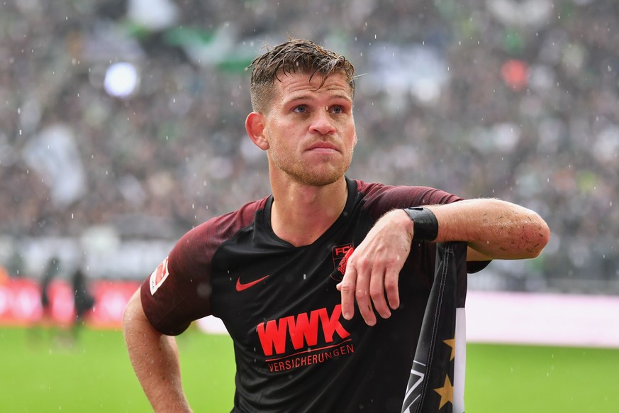 FCA-Stürmer Florian Niederlechner hatte trotz Tor gegen Gladbach nicht so viel zu lachen. 