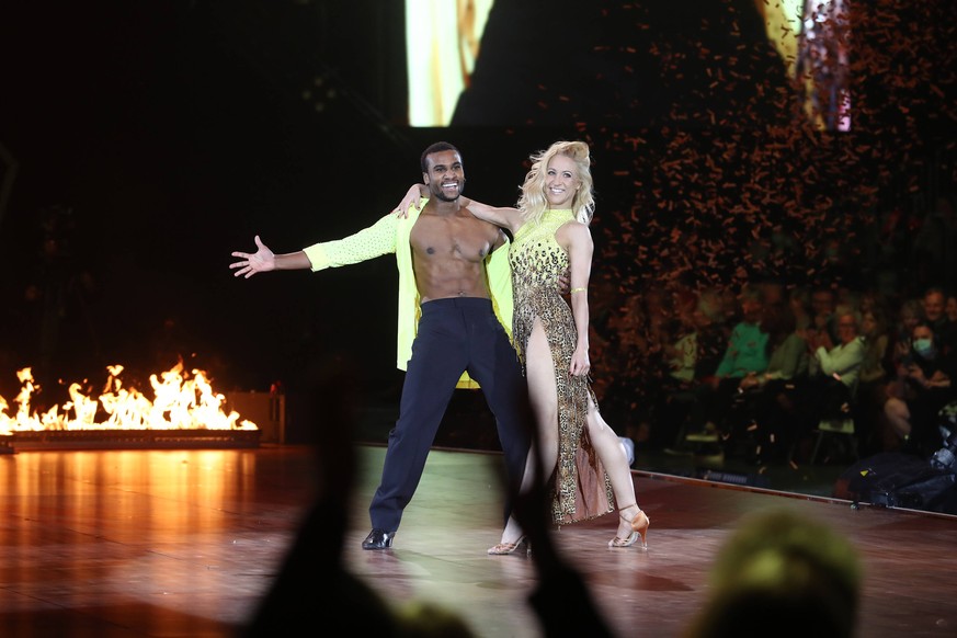 Sport Let s Dance, Lanxessarena, Die Live-Tour 2021, Das Original, Kathrin Menzinger, Tijan Njie, 27.11.2021, Bild: *** Sport Let s Dance, Lanxessarena, The Live Tour 2021, The Original, Kathrin Menzi ...