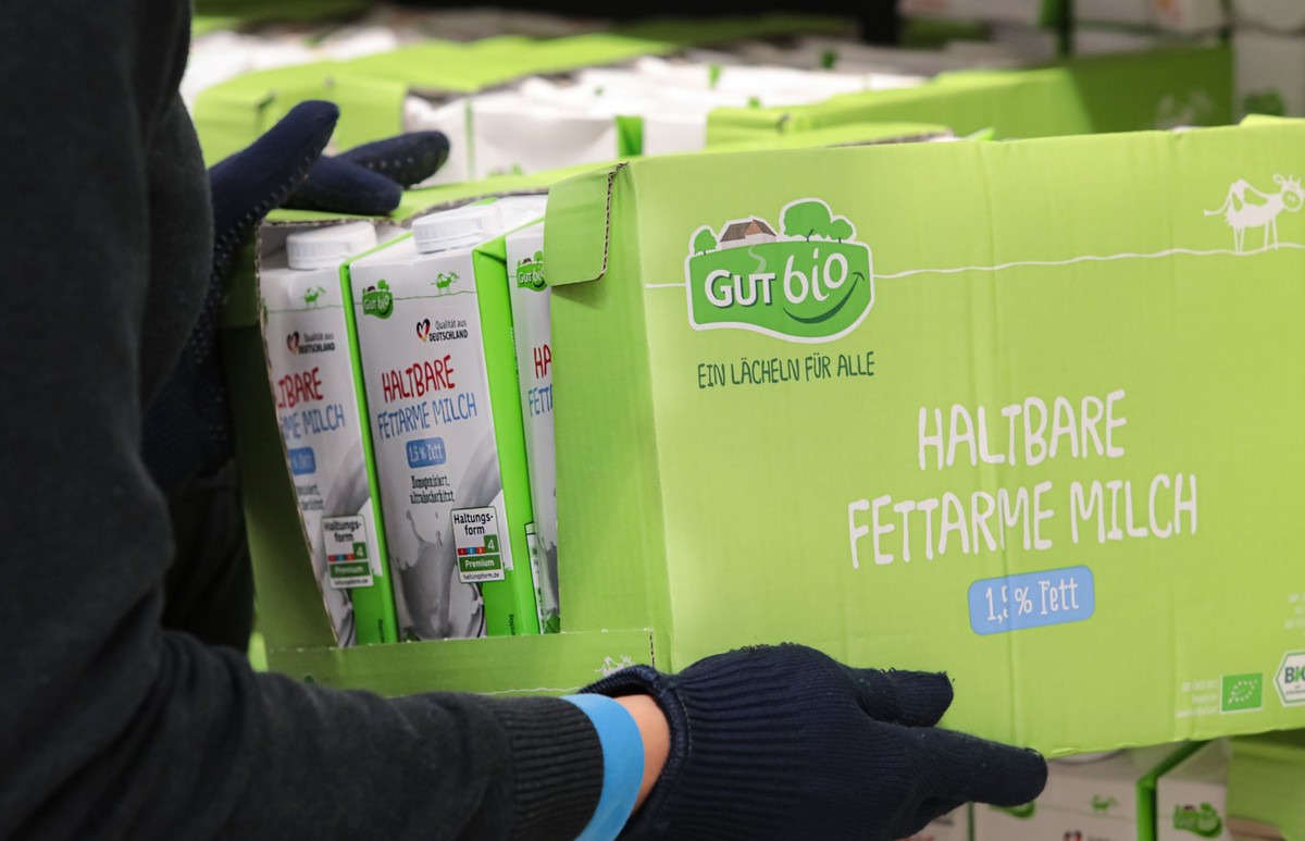Aldi Süd und Aldi Nord wollen ab 2024 nur noch Milch aus den höheren Haltungsstufen anbieten.