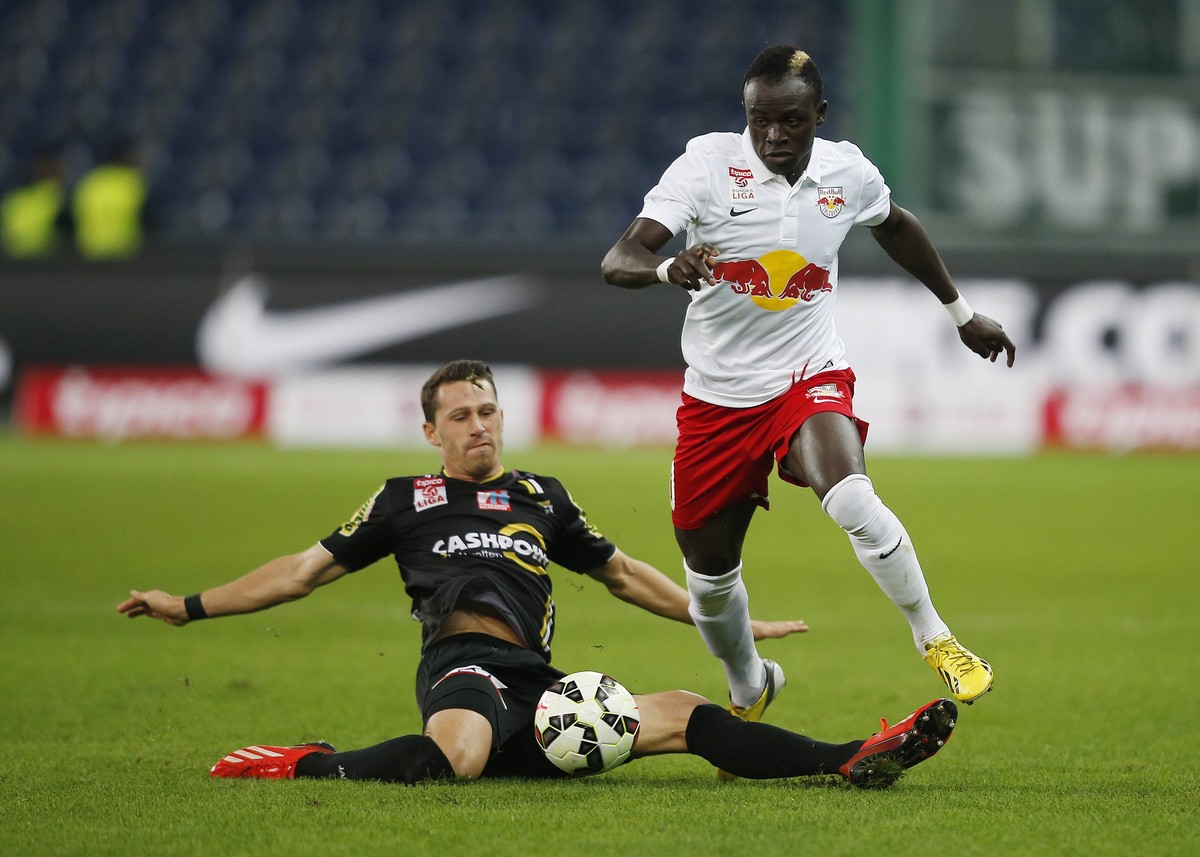 SOCCER - BL, RBS vs Altach SALZBURG,AUSTRIA,23.AUG.14 - SOCCER - tipico Bundesliga, Red Bull Salzburg vs SCR Altach. Image shows Felix Roth (Altach) and Sadio Mane (RBS). PUBLICATIONxINxGERxHUNxONLY
 ...