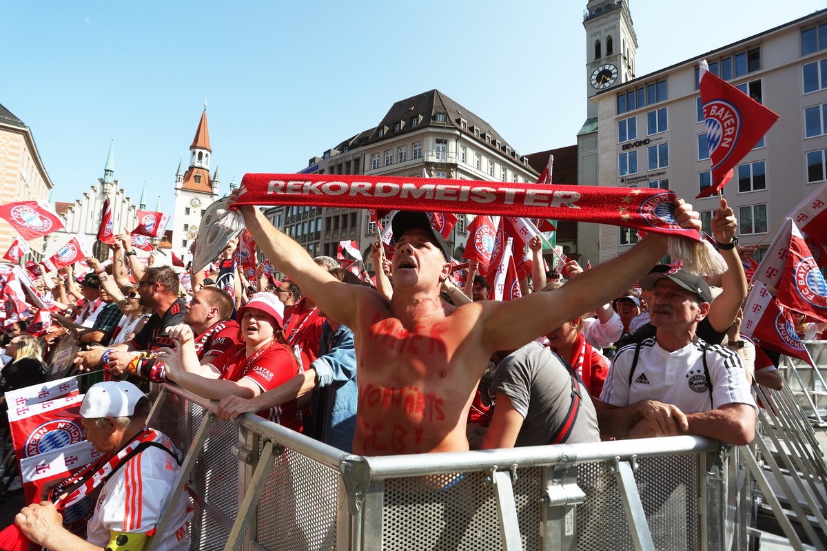 28.05.2023, Bayern, München: Fußball: Bundesliga, FC Bayern München, Meisterfeier. Fans des FC Bayern München warten auf dem Marienplatz auf die Mannschaften. Die Männer des FC Bayern München sind zum ...