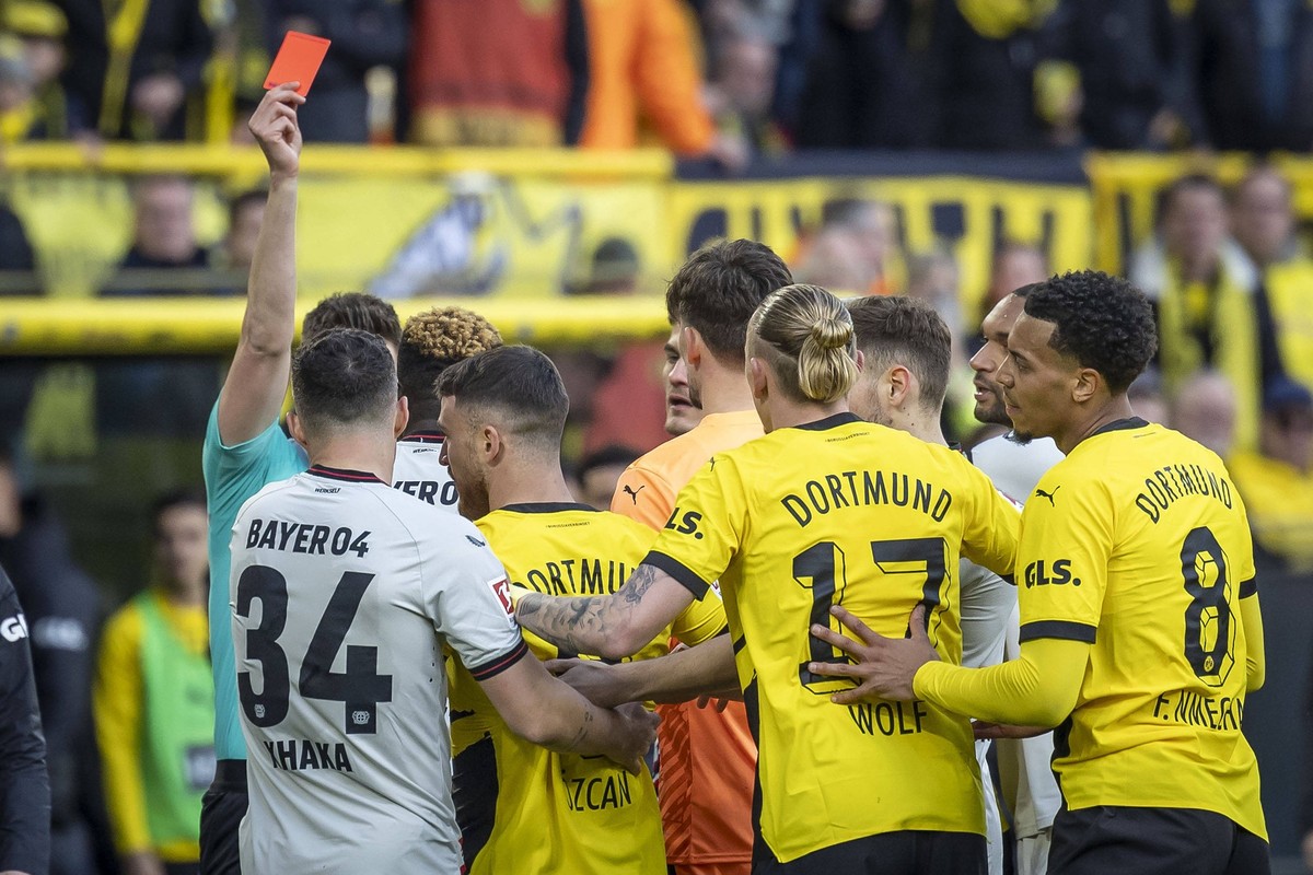 Borussia Dortmund - Bayer 04 Leverkusen, 21.04.2024 Schiedsrichter Daniel Siebert Berlin zeigt Victor Boniface Bayer 04 Leverkusen, 22 rot, nimmt es aber nach Videobeweis zur�ck Dortmund, 21.04.2024,  ...