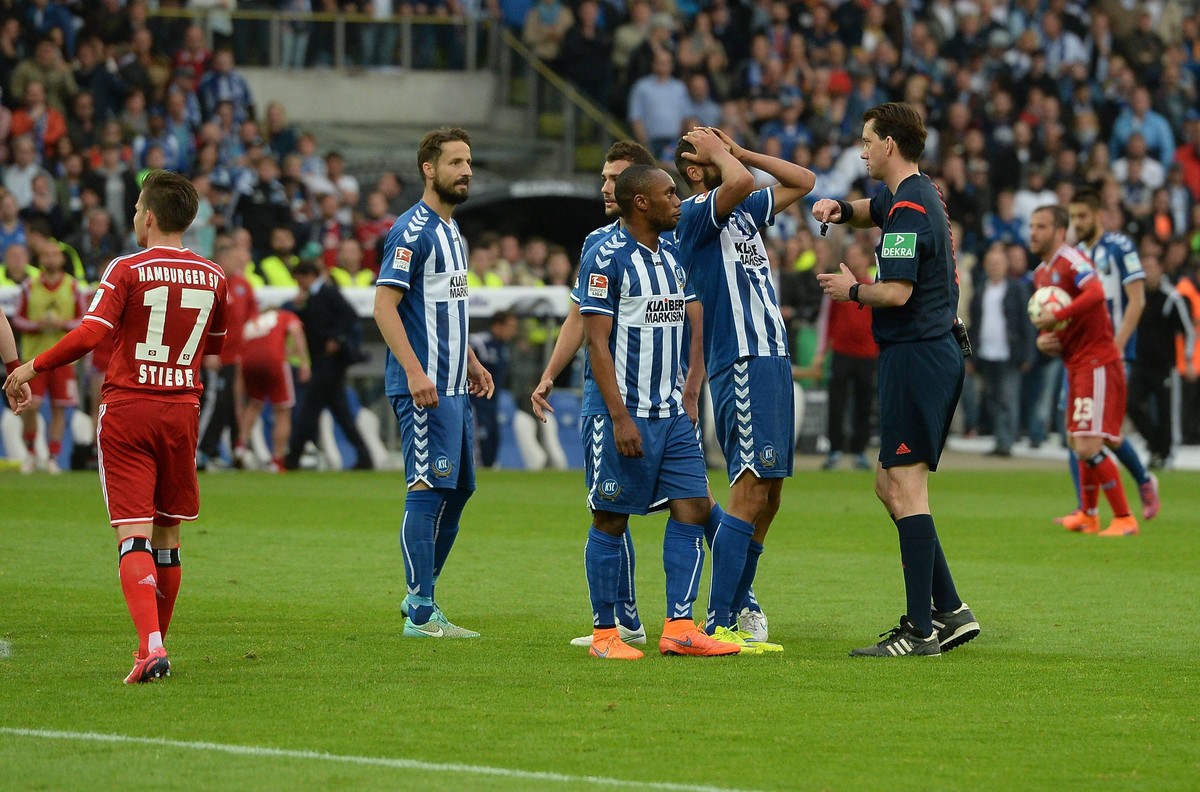 01.06.2015, xjhx, Fussball Relegation, Karlsruher SC - Hamburger SV, v.l. Schiedsrichter Manuel Graefe pfeift in der 90 Minute Freistoss f�r den HSV.

01 06 2015 xJHx Football Relegation Karlsruhe S ...