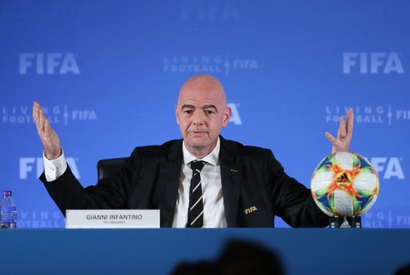 ARCHIV - 24.10.2019, China, Shanghai ��: Fu�ball: FIFA, Sitzung Council: Gianni Infantino, Pr�sident des Fu�ball-Weltverbands FIFA, spricht auf einer Pressekonferenz im Rahmen einer Sitzung des Counci ...