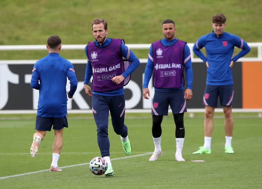 10.07.2021, Großbritannien, Burton Upon Trent: Fußball: EM, vor dem Finale Italien - England, Training England im St. George&#039;s Park. Harry Kane (2.v.l) und Teamkollegen während einer Trainingsein ...