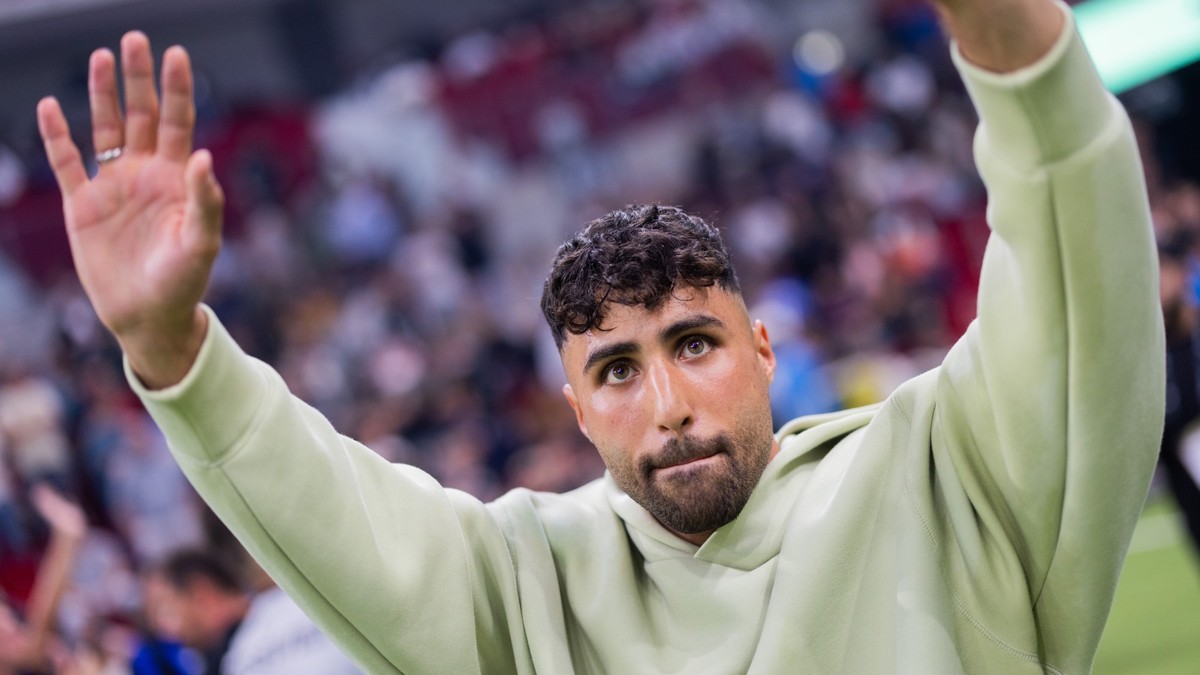 07.10.2024, Nordrhein-Westfalen, D�sseldorf: Fu�ball: Baller League, Final Four, PSD Bank Dome: Nader El-Jindaoui, Influencer und Teamchef vom FC Nitro, verabschiedet sich von seinen Fans. Sein Team v ...