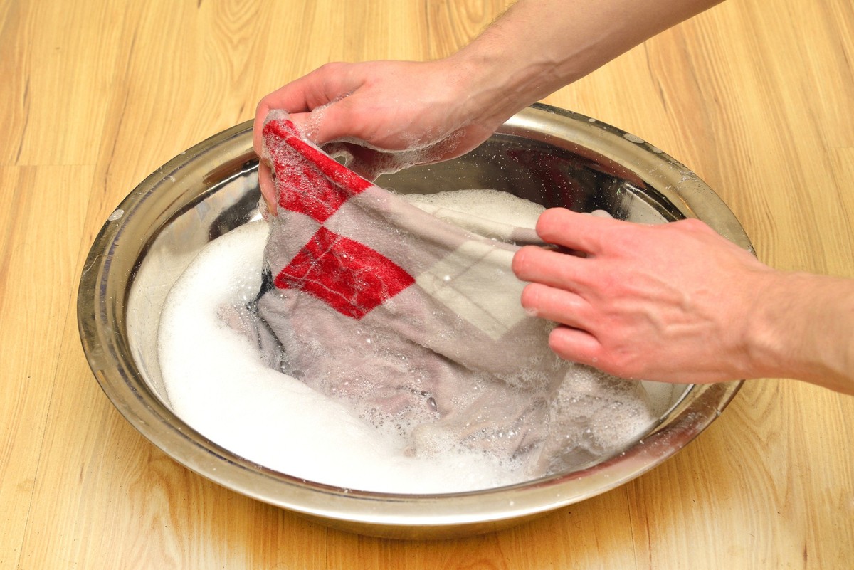 Egal ob Jacken, Shirts, Jeans, Mäntel, das Lieblings-Kleid oder die liebste Hose: mit diesem Einweich-Trick kann dein eingelaufenes Kleidungsstück wieder zurück zur alten Größe finden.