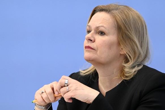 Nancy Faeser bei der Bundespressekonferenz zu den Fallzahlen für die Politisch Motivierte Kriminalität PMK 2022 im Haus der Bundespressekonferenz. Berlin, 09.052023 *** Nancy Faeser at the Federal Pre ...