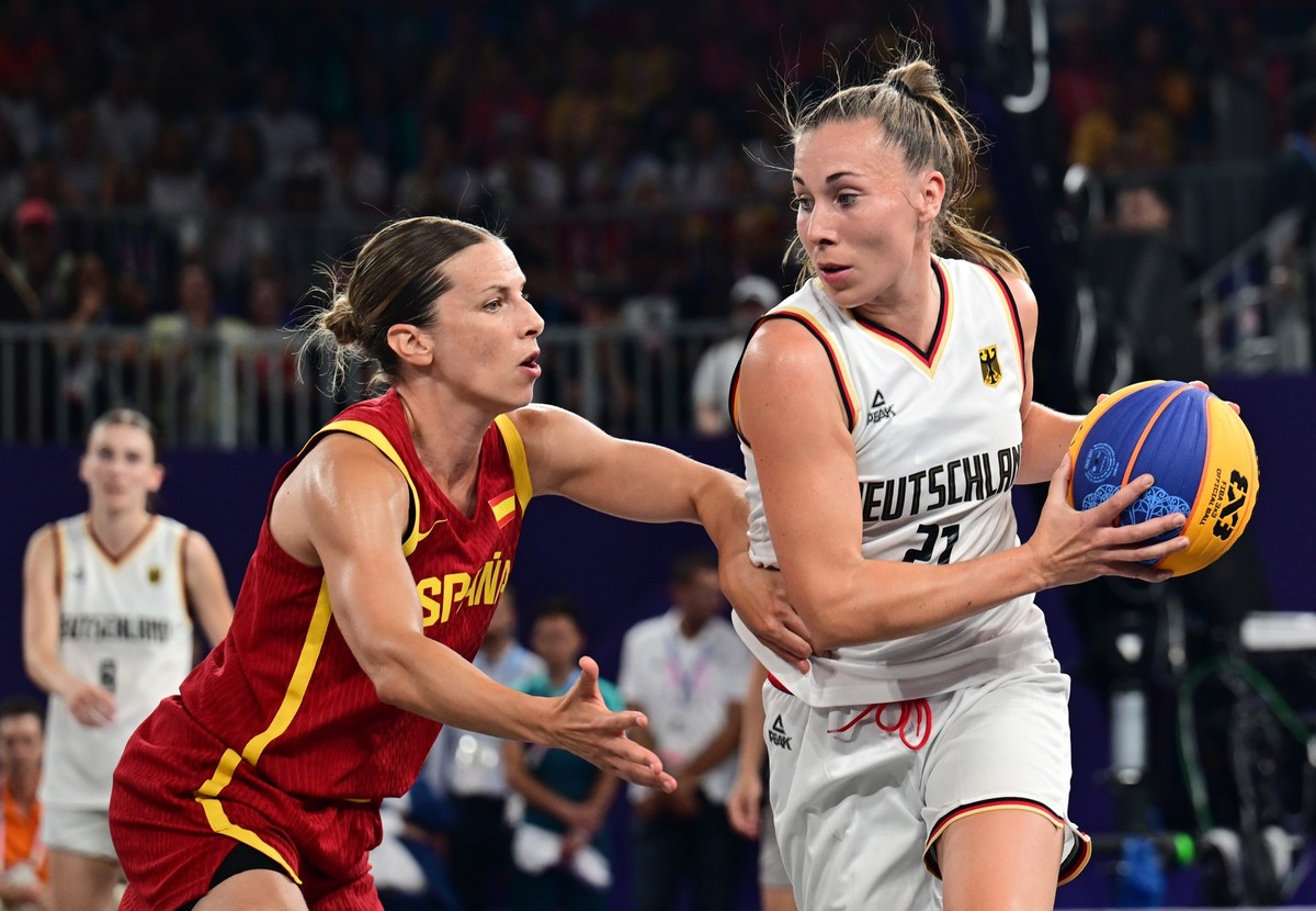 05.08.2024, Frankreich, Paris: Olympia, Paris 2024, 3x3 Basketball, Damen, Finale, Deutschland - Spanien, Finalrunde, Place de la Concorde, Deutschlands Svenja Brunckhorst (r) spielt gegen Spaniens Sa ...