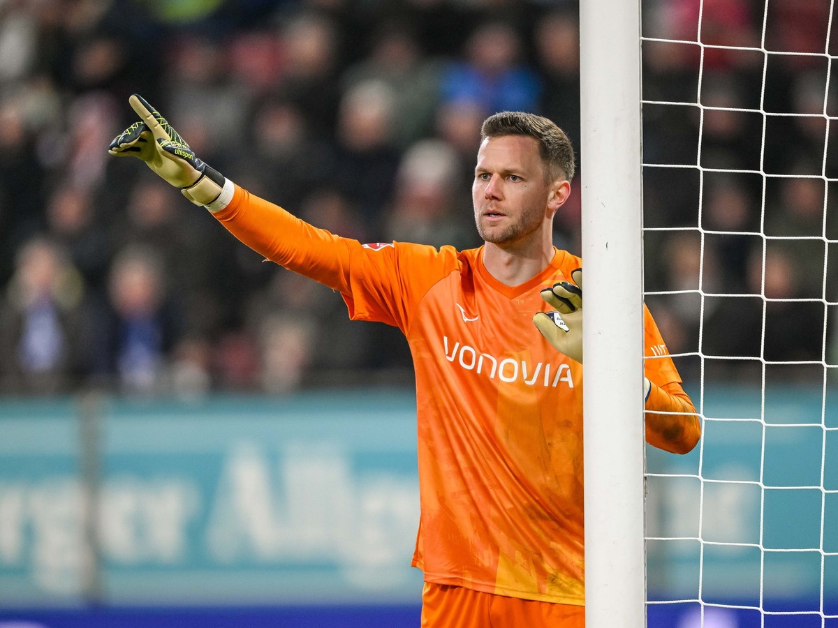 ARCHIV - 30.11.2024, Bayern, Augsburg: Fußball: Bundesliga, FC Augsburg - VfL Bochum, 12. Spieltag, WWK-Arena. Bochums Torwart Patrick Drewes gestikuliert. (zu dpa: «Bericht: Bochums Keeper Drewes vor ...