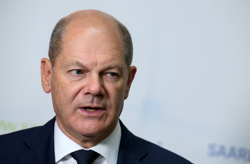 08.09.2022, Berlin: Bundeskanzler Olaf Scholz (SPD) äußert sich nach seiner Teilnahme an einer außerordentlichen Klausurtagung des saarländischen Ministerrats in der Berliner Landesvertretung des Saar ...