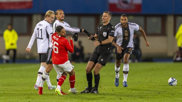 21 novembre 2023, Calcio, Incontro Internazionale, Test Match 2023/24, Austria - Germania, allo Stadio Ernst Happel di Vienna, Philipp Moeni Austria viene attaccato fisicamente da Leroy Sunny Lee, Germania.  arbitro...