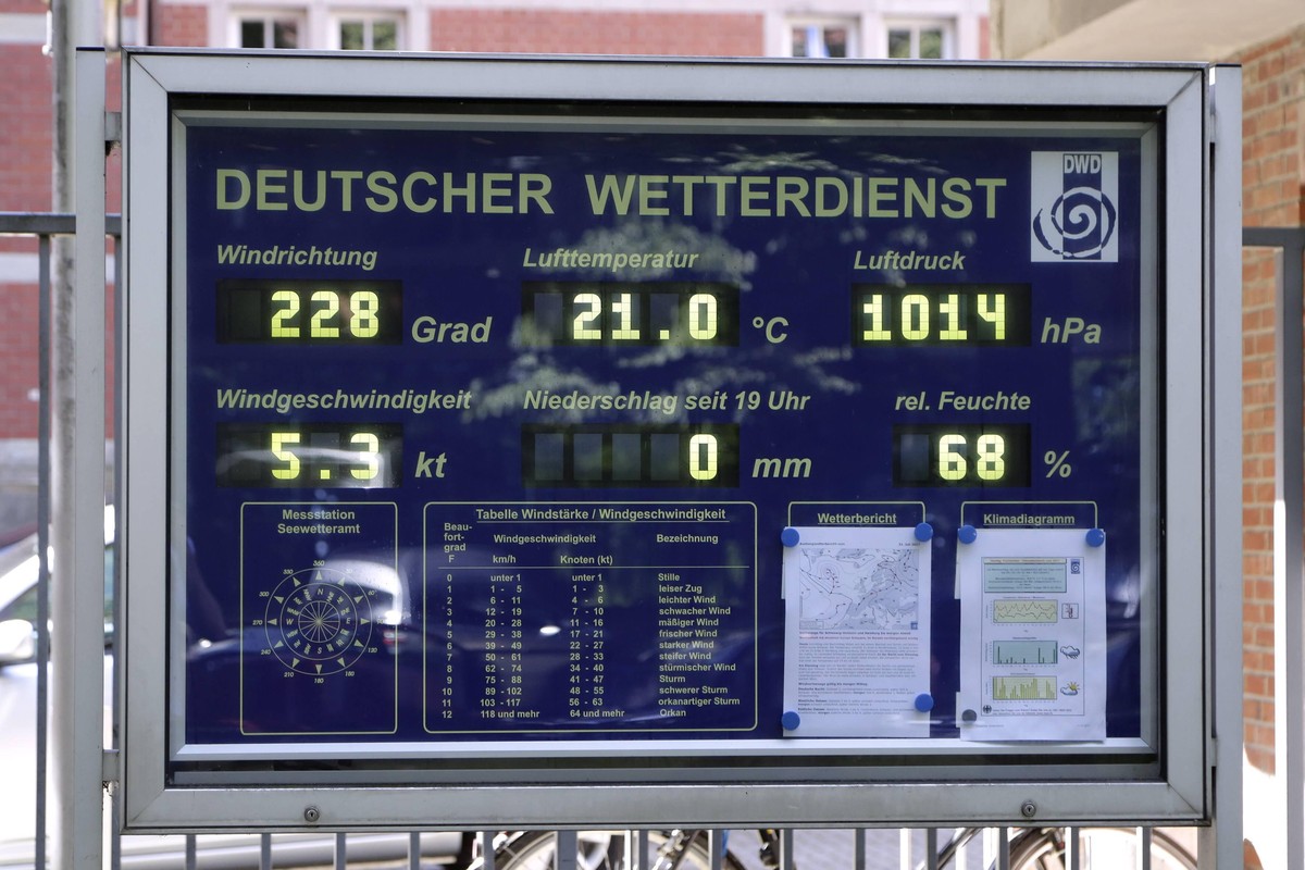 31.07.2017, Hamburg, Deutschland - Foto: Messstation vor dem Gebäude des Deutscher Wetterdienst, DWD, in Hamburg.

31 07 2017 Hamburg Germany Photo Measurement before the Building the German Weather S ...