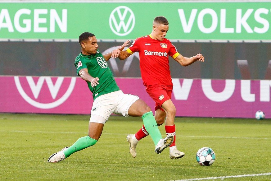 20.09.2020, xtgx, Fussball 1. Bundesliga, VfL Wolfsburg - Bayer 04 Leverkusen emspor, v.l. Maxence Lacroix Wolfsburg, 4, Florian Wirtz Leverkusen, 27 Zweikampf, Duell, Kampf, tackle DFL/DFB REGULATION ...