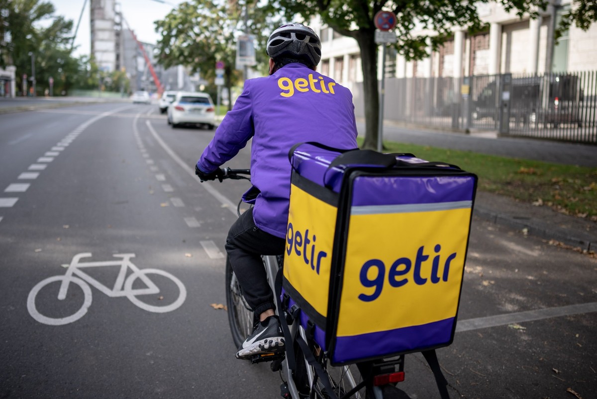 ARCHIV - 01.10.2021, Berlin: Ein Lieferfahrer des türkischen Lieferdienstes &quot;Getir&quot; fährt mit seinem Fahrrad durch die Haupstadt. Der türkische Lebensmittellieferdienst Getir übernimmt den K ...