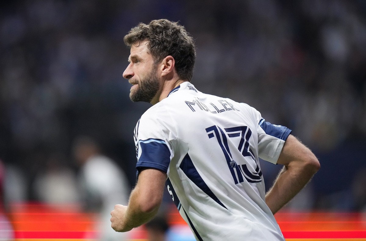 26.10.2025, Kanada, Vancouver: Fußball: MLS, FC Dallas - Vancouver Whitecaps. Thomas Müller von den Vancouver Whitecaps läuft zurück in seine Position. Foto: Darryl Dyck/The Canadian Press/AP/dpa +++  ...
